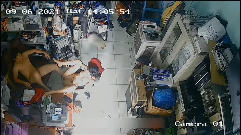 Vợ chồng yêu quan hệ nhau trong của cu máy tính