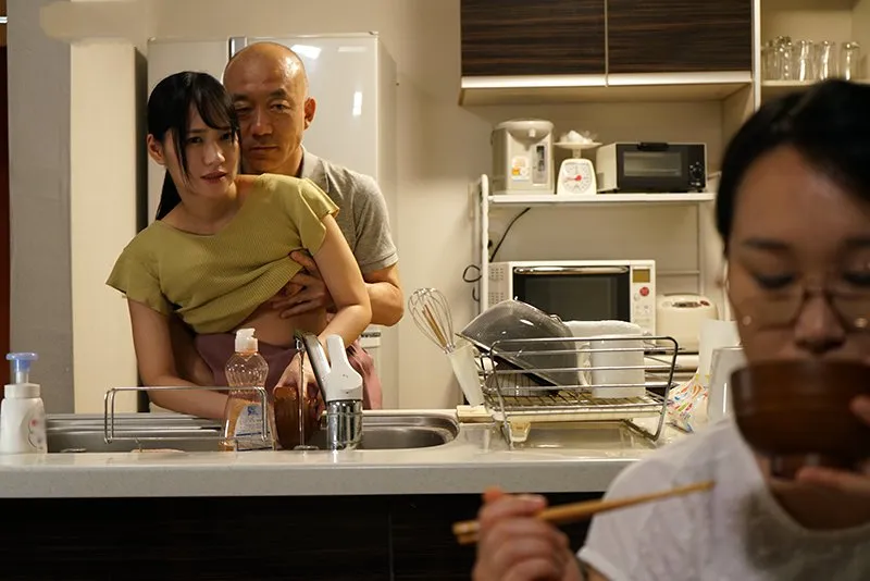 Chồng yêu nắc con gái riêng của vợ khi biết bà xã không thể sinh con cho mình