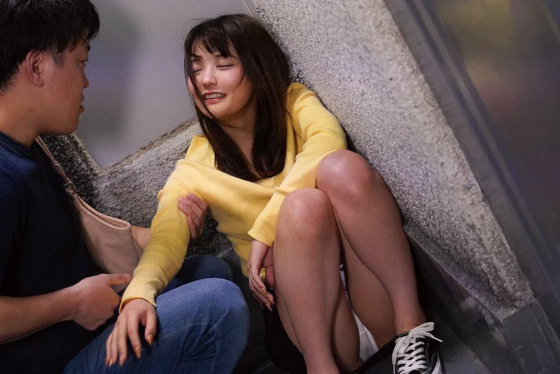 đưa cô đồng nghiệp say xỉn không biết gì vào nhà ngủ