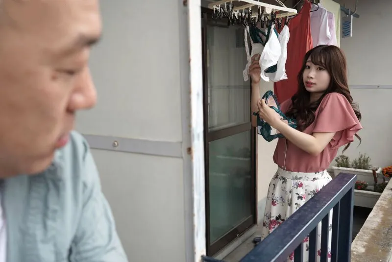 Gã hàng xóm chuyên soi mói và cặp bà xã chồng yêu thường xuyên rên la quá to