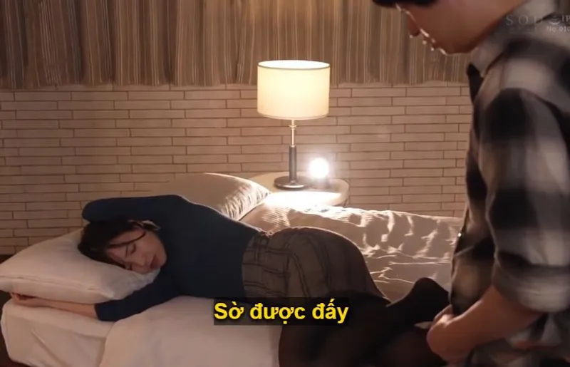 Một đêm mất ngủ với nữ phát thanh viên vang lừng khi ở cùng phòng khách sạn